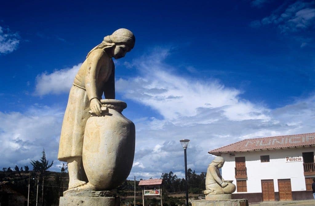 Statue sur la Plaza de Armas, Huancas, Amazonas.