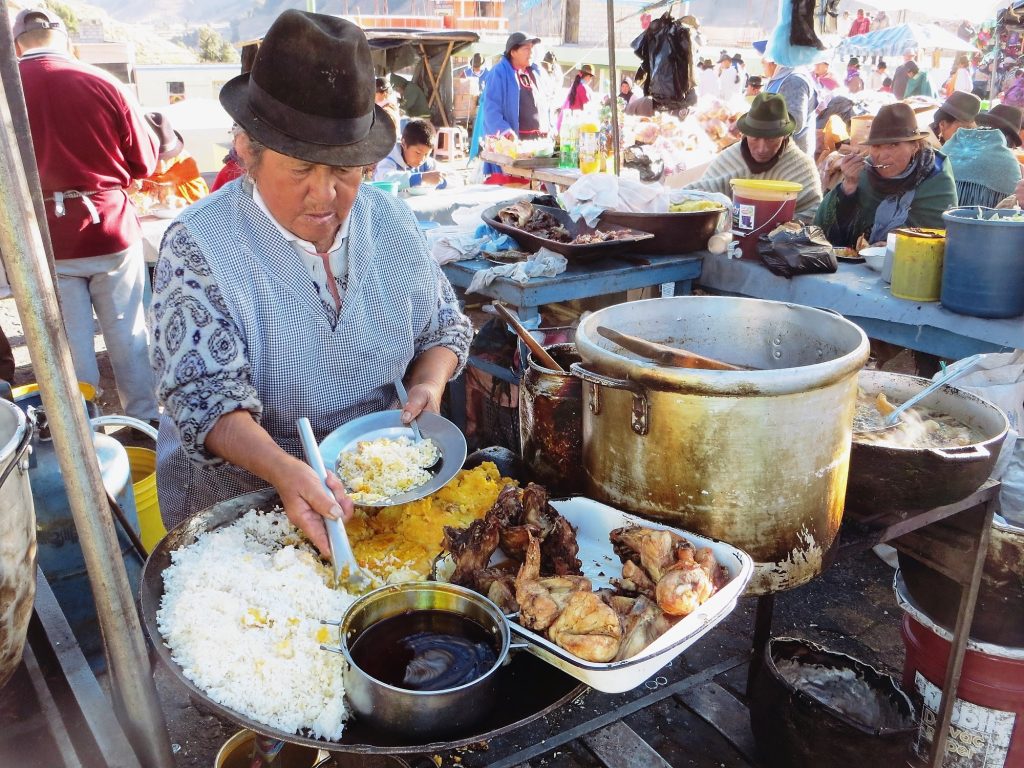 Essen auf dem Markt in Ecuador